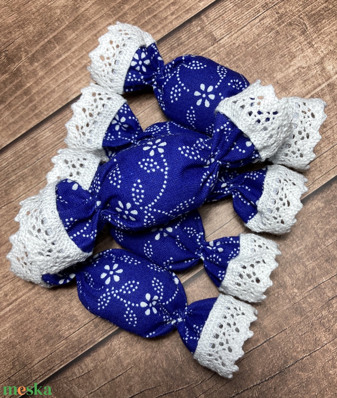 Textil szaloncukor - kék alapon indavirág - 5 db - karácsony - karácsonyi lakásdekoráció - karácsonyfadíszek - Meska.hu Textil szaloncukor - kék alapon indavirág - 5 db - karácsony - karácsonyi lakásdekoráció - karácsonyfadíszek - Meska.hu