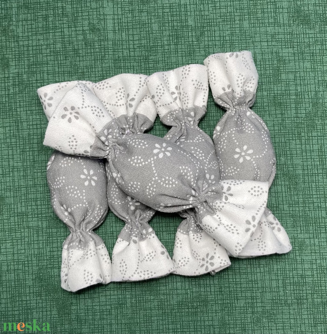 Textil szaloncukor -  fehér-szürke - 5 db - karácsony - karácsonyi lakásdekoráció - karácsonyfadíszek - Meska.hu Textil szaloncukor -  fehér-szürke - 5 db - karácsony - karácsonyi lakásdekoráció - karácsonyfadíszek - Meska.hu