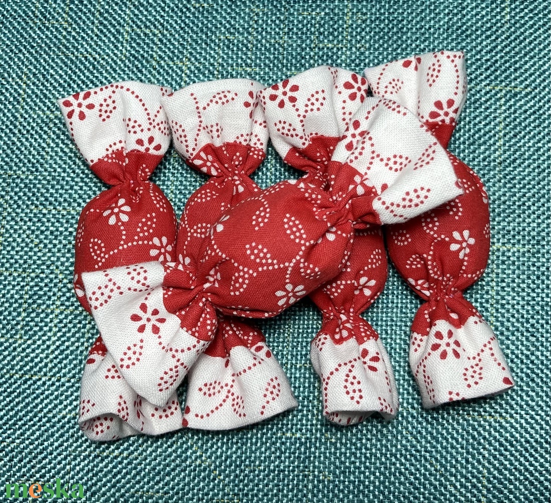 Textil szaloncukor - fehér-piros - 8 db - karácsony - karácsonyi lakásdekoráció - karácsonyfadíszek - Meska.hu Textil szaloncukor - fehér-piros - 8 db - karácsony - karácsonyi lakásdekoráció - karácsonyfadíszek - Meska.hu