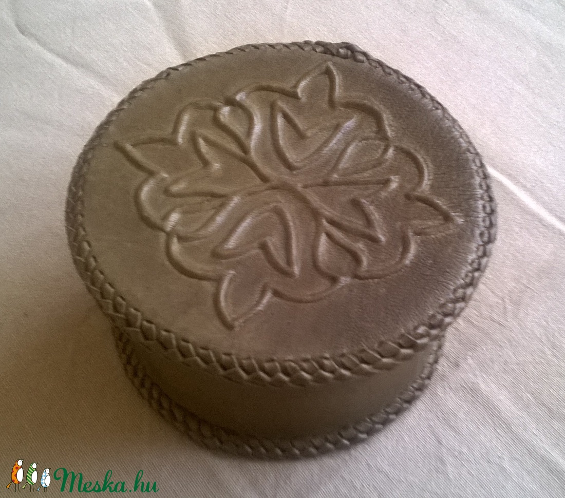 Szironyozott fedélen domborított bőr ékszer tartó doboz - ékszer - ékszertartó - ékszerdoboz - Meska.hu