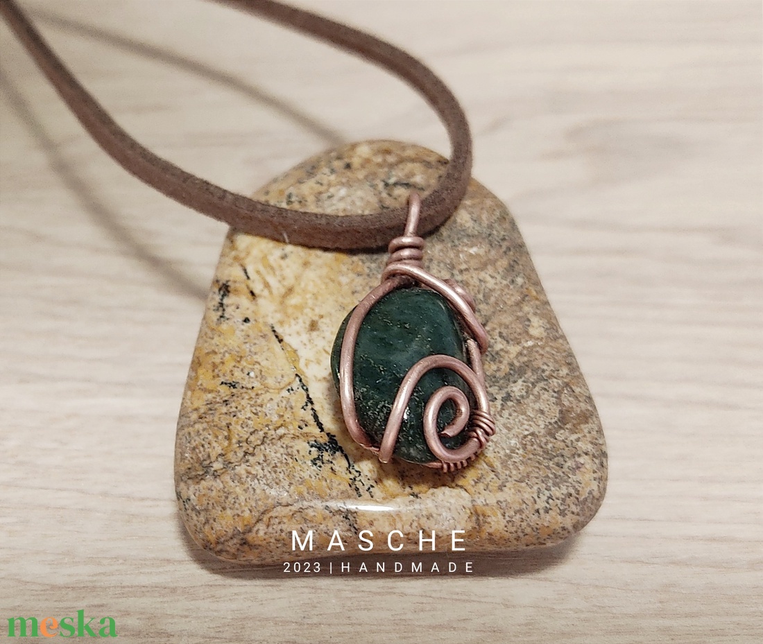 Vintage stílusban. Zöld jade medál, antikolt drótozással - ékszer - nyaklánc - medál - Meska.hu Vintage stílusban. Zöld jade medál, antikolt drótozással - ékszer - nyaklánc - medál - Meska.hu