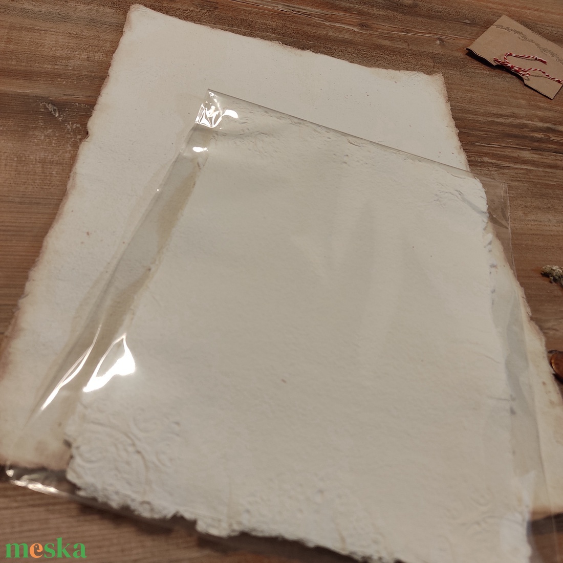  Fehér merített A4-es kézműves papír 2 db + 1 db A3 fehér, antiikolt széllel - otthon & életmód - papír, írószer - ajándékozás kellékei - ajándékkísérő - Meska.hu