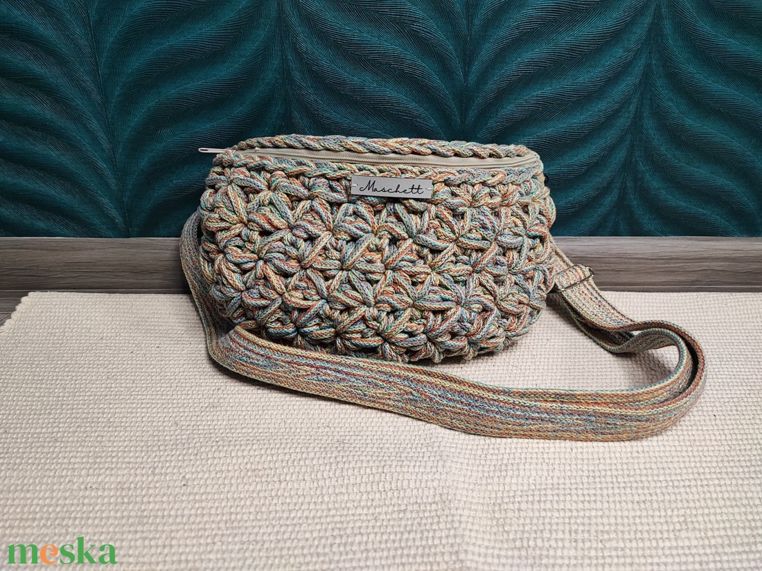 Horgolt övtáska jázmin mintával-Vintage - táska & tok - kézitáska & válltáska - vállon átvethető táska - Meska.hu Horgolt övtáska jázmin mintával-Vintage - táska & tok - kézitáska & válltáska - vállon átvethető táska - Meska.hu