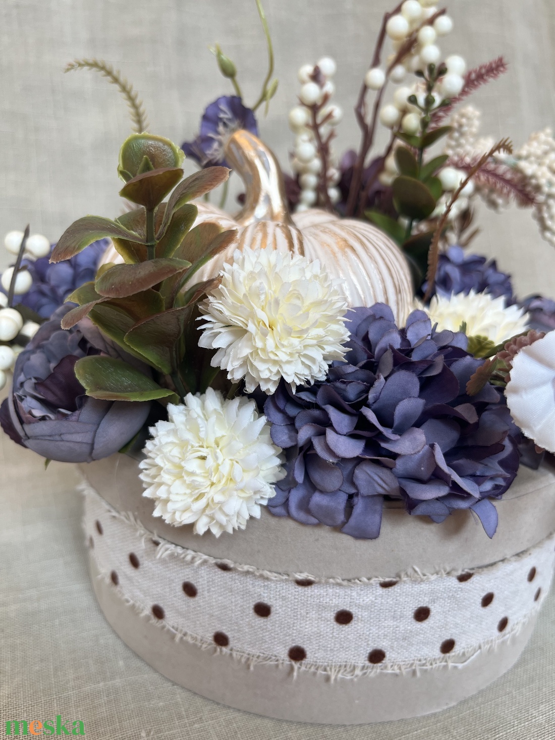 őszi asztaldísz lila - bézs [tök, krizantém, hortenzia] - otthon & életmód - dekoráció - virágdísz és tartó - koszorú - Meska.hu