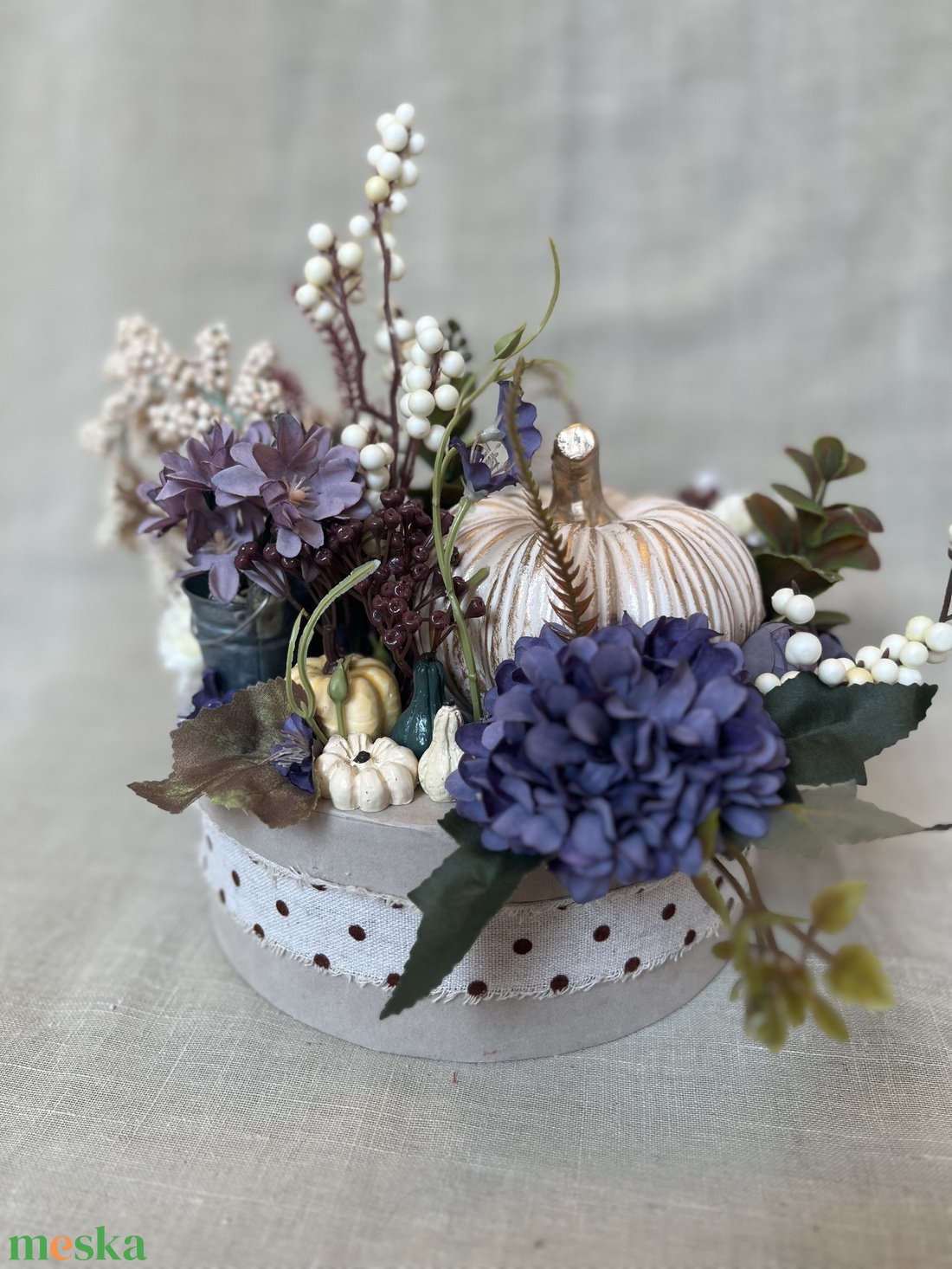 őszi asztaldísz lila - bézs [tök, krizantém, hortenzia] - otthon & életmód - dekoráció - virágdísz és tartó - koszorú - Meska.hu