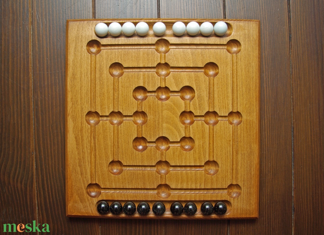 Malom (szőke dió színben, fekete-fehér üveggolyókkal) - játék & sport - táblajáték és kártyajáték - társasjátékok - Meska.hu