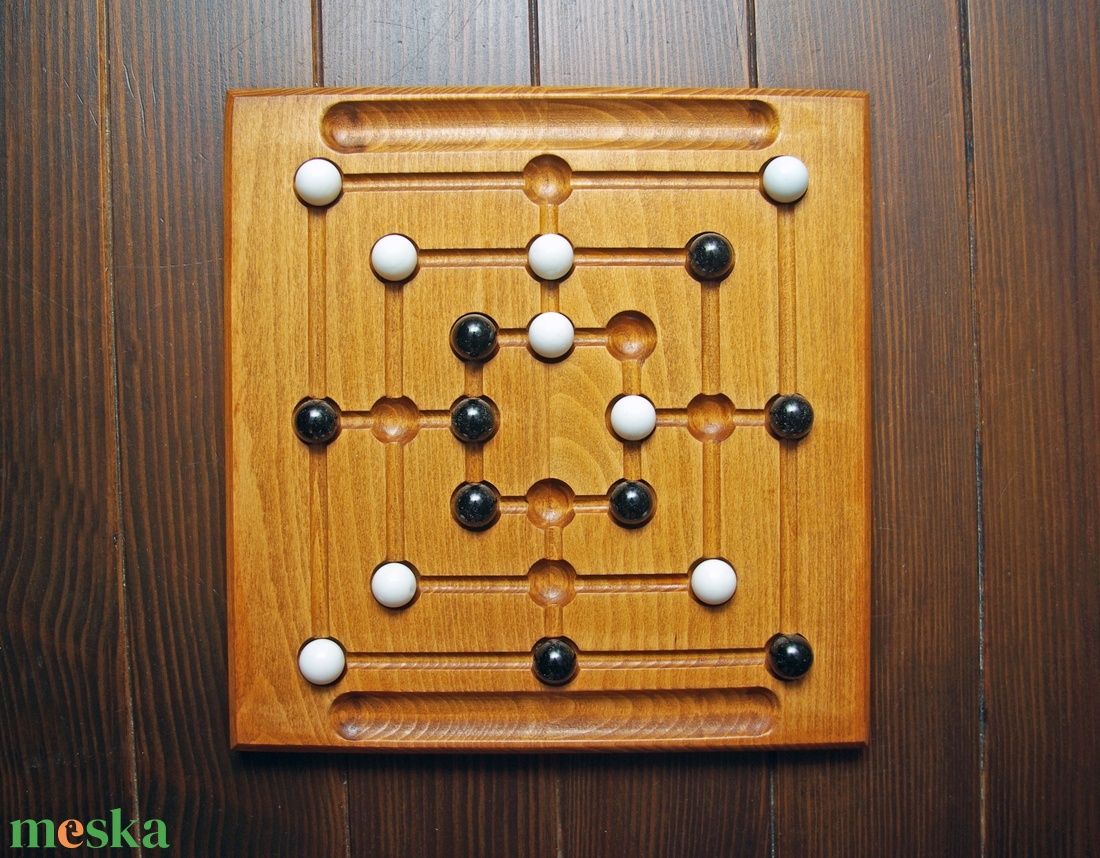 Malom (szőke dió színben, fekete-fehér üveggolyókkal) - játék & sport - táblajáték és kártyajáték - társasjátékok - Meska.hu