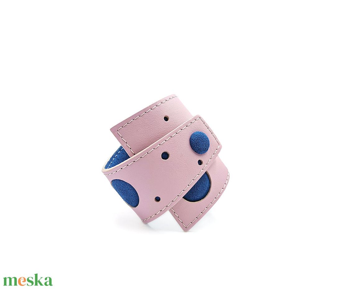 Rosa-kék pöttyös bőr karkötő - ékszer - karkötő - széles karkötő - Meska.hu