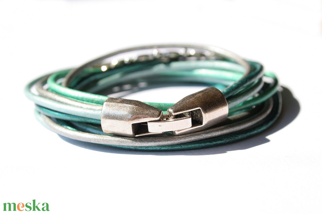 UTOLSÓ DARABOK! Balaton - karkötő színes hengerbőrből - ékszer - karkötő - karkötő medállal - Meska.hu