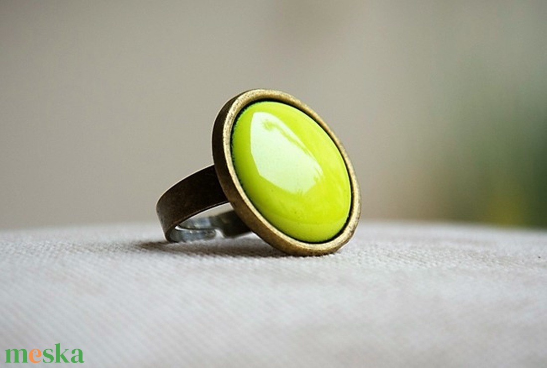 Chartreuse zöld kerek tűzzománc gyűrű - ékszer - gyűrű - statement gyűrű - Meska.hu