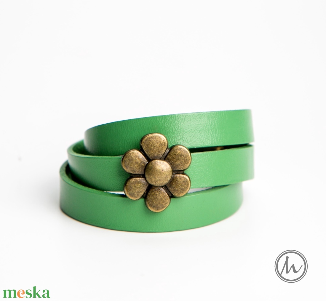 Egyedi zöld színű bőr karkötő virággal - ékszer - karkötő - karkötő medállal - Meska.hu