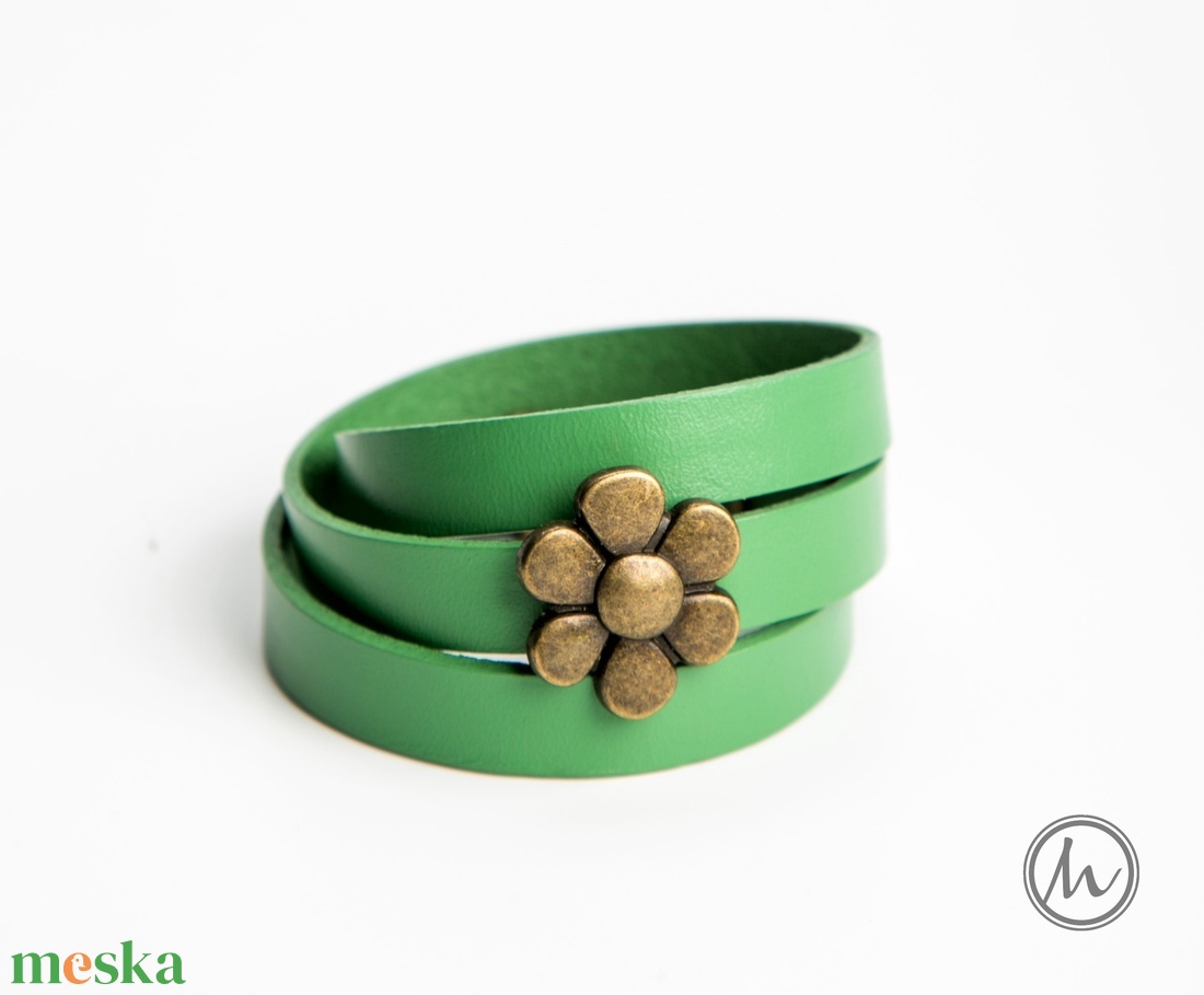 Egyedi zöld színű bőr karkötő virággal - ékszer - karkötő - karkötő medállal - Meska.hu