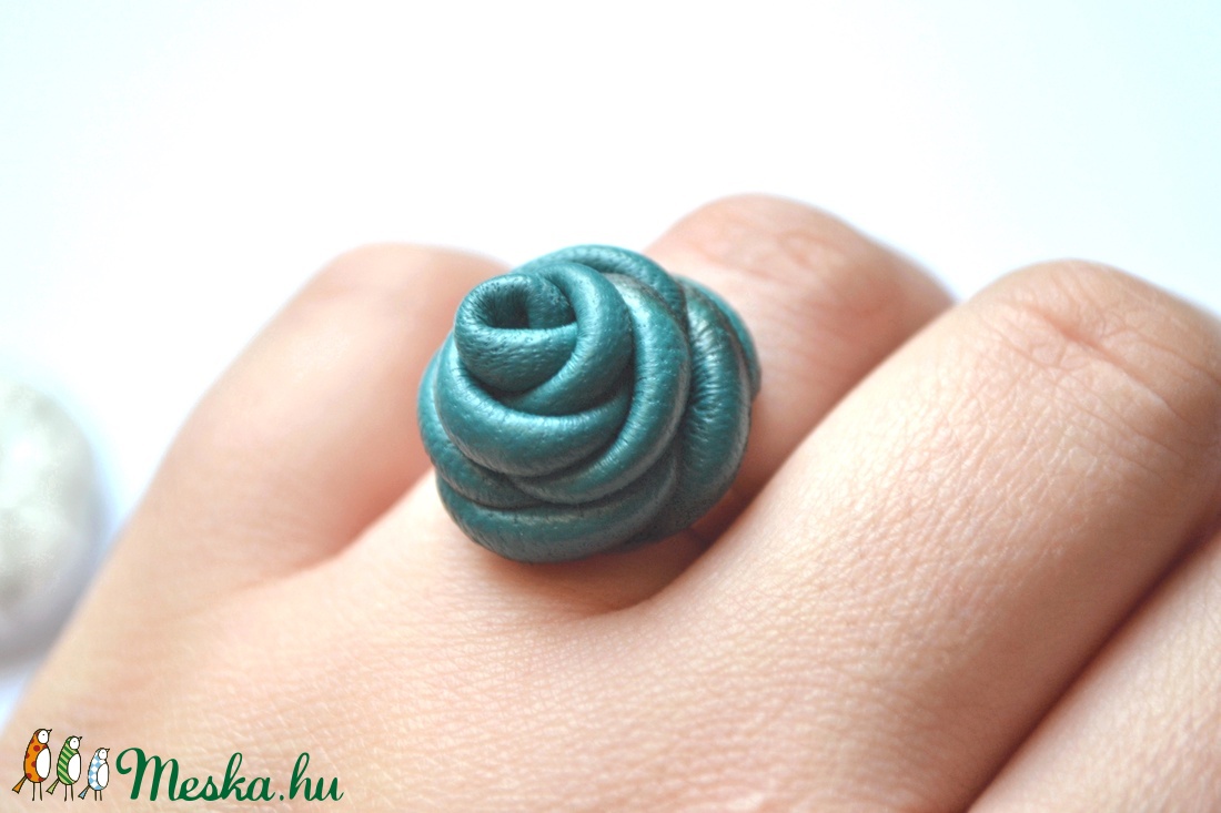 Türkiz rózsa-gyűrű valódi bőrből - ékszer - gyűrű - statement gyűrű - Meska.hu