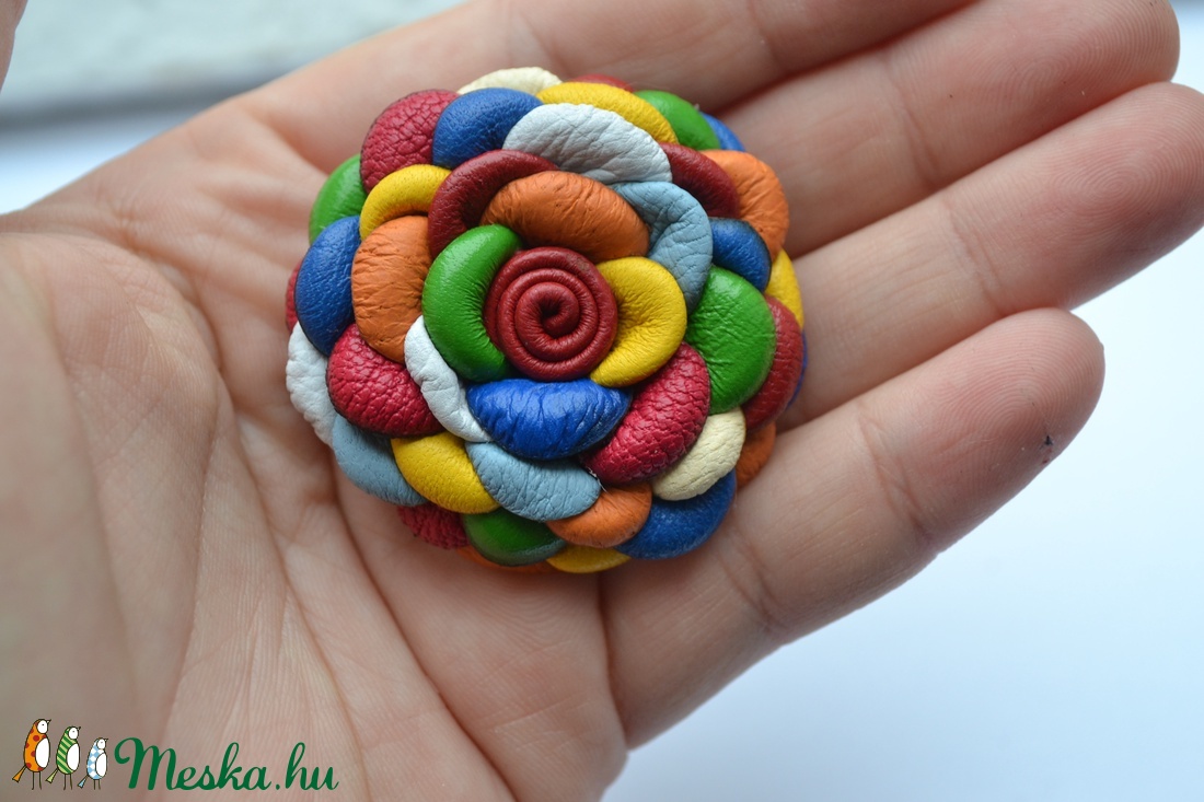Multicolor Extra-virágkitűző valódi bőrből - ékszer - kitűző és bross - kitűző - Meska.hu Multicolor Extra-virágkitűző valódi bőrből - ékszer - kitűző és bross - kitűző - Meska.hu