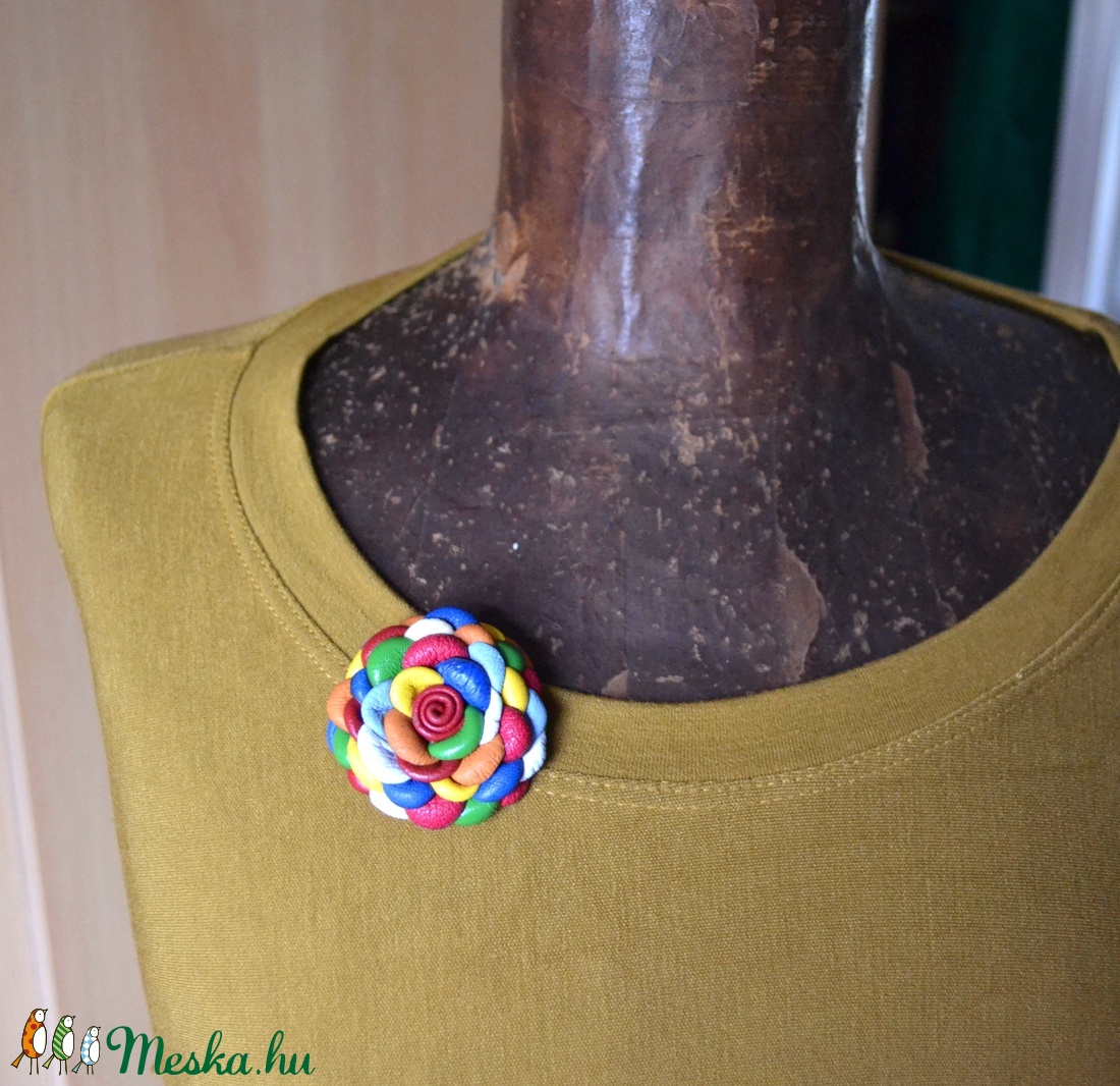 Multicolor Extra-virágkitűző valódi bőrből - ékszer - kitűző és bross - kitűző - Meska.hu Multicolor Extra-virágkitűző valódi bőrből - ékszer - kitűző és bross - kitűző - Meska.hu