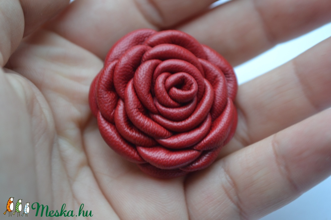 Rózsa-kitűző valódi bőrből - ékszer - kitűző és bross - Meska.hu