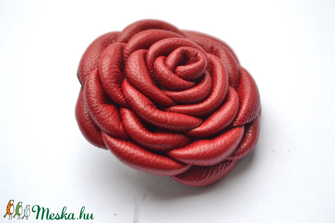 Rózsa-kitűző valódi bőrből - ékszer - kitűző és bross - Meska.hu