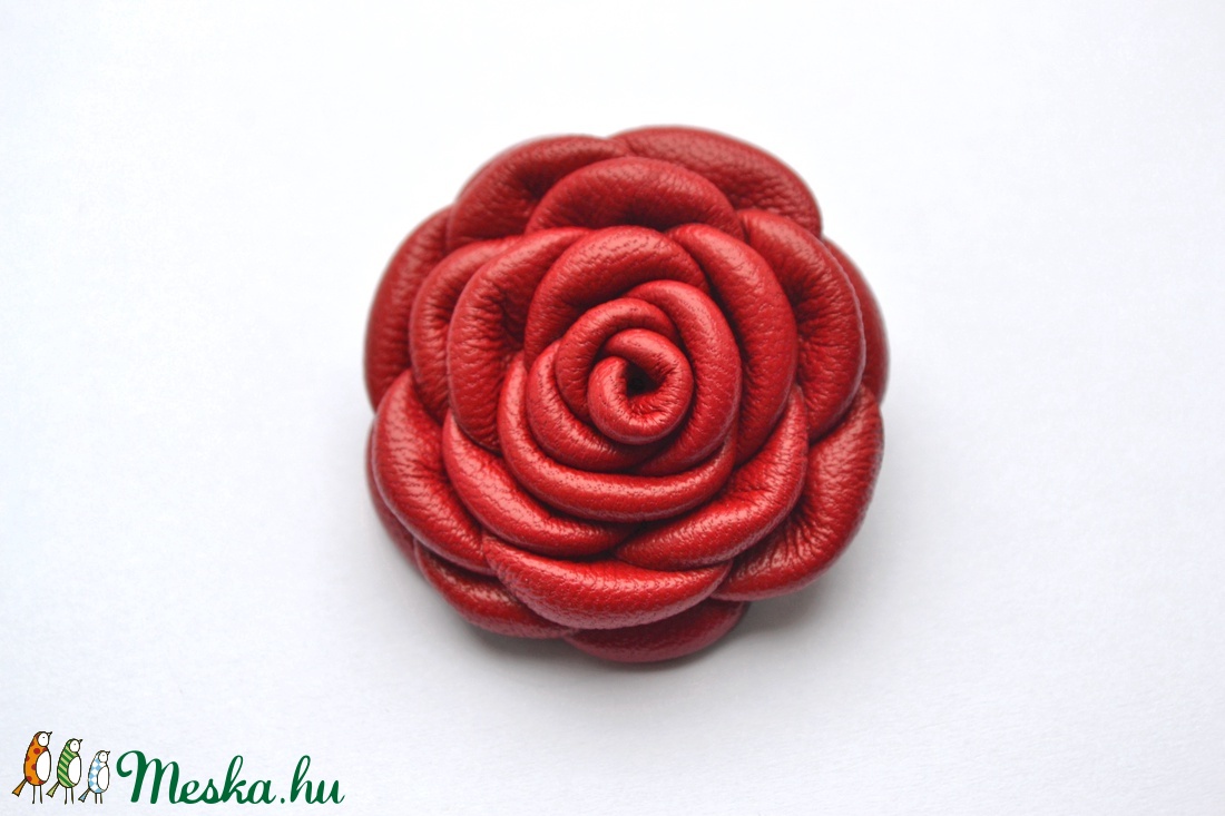 Rózsa-kitűző valódi bőrből - ékszer - kitűző és bross - Meska.hu