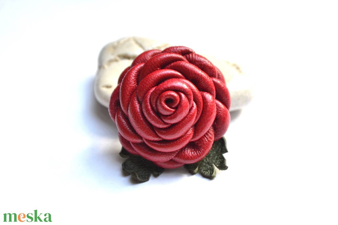 Rózsa-kitűző valódi bőrből - ékszer - kitűző és bross - Meska.hu