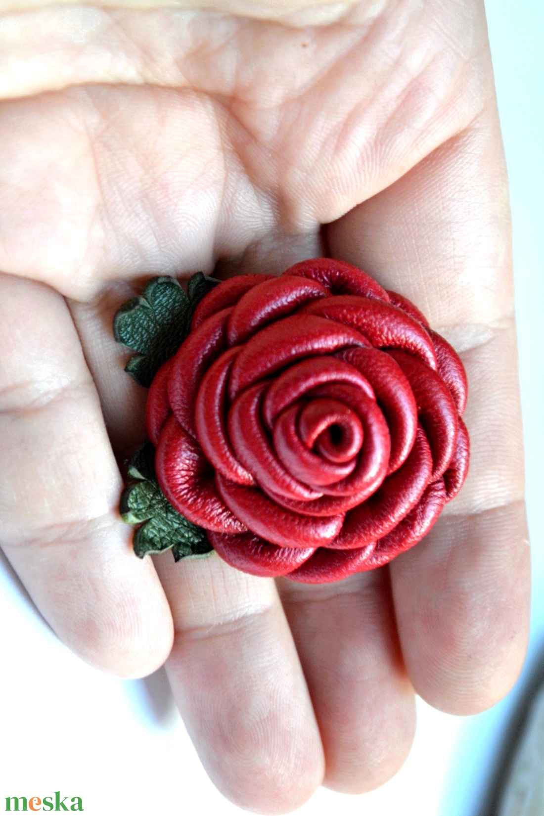 Rózsa-kitűző valódi bőrből - ékszer - kitűző és bross - Meska.hu