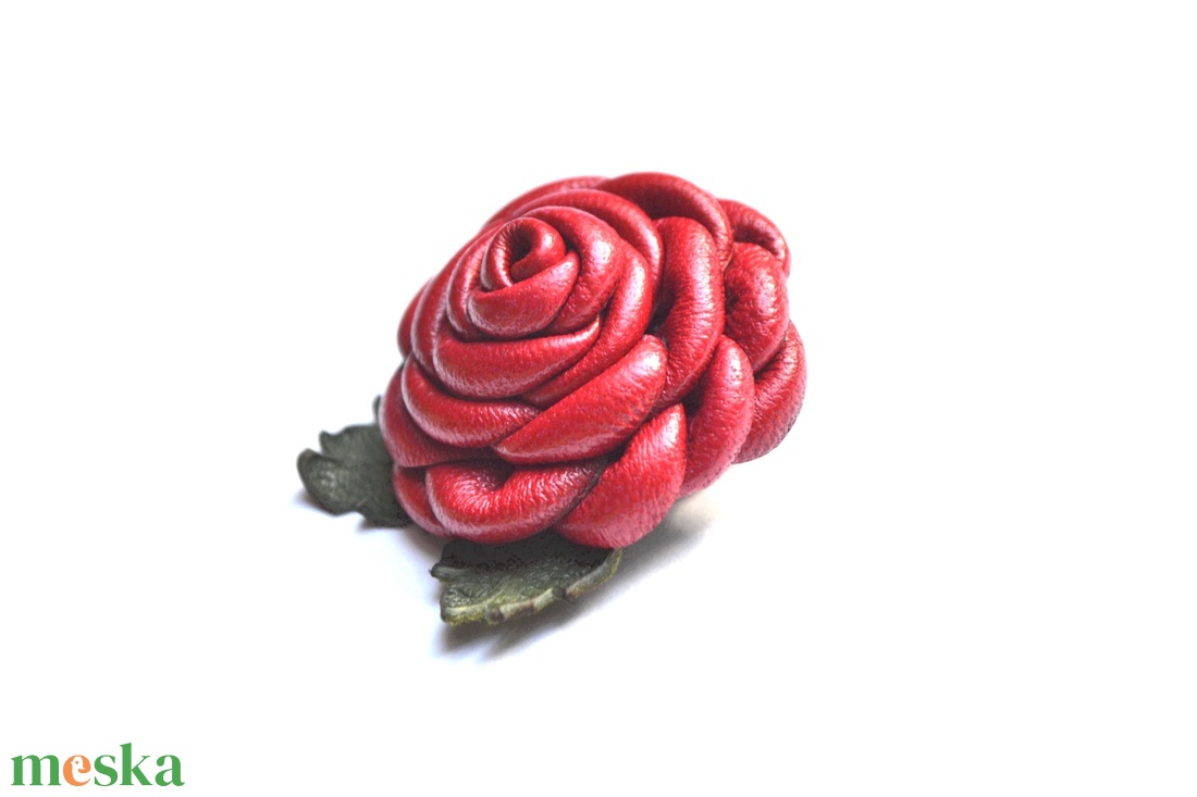 Rózsa-kitűző valódi bőrből - ékszer - kitűző és bross - Meska.hu