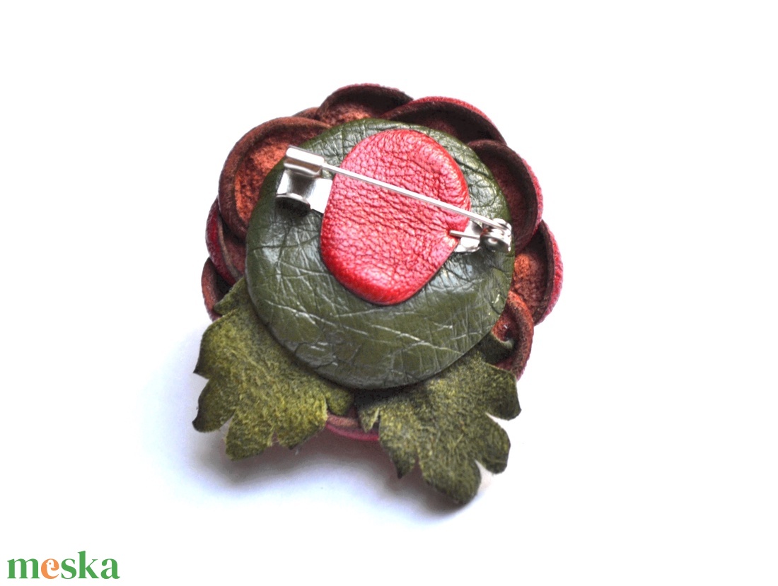 Rózsa-kitűző valódi bőrből - ékszer - kitűző és bross - Meska.hu