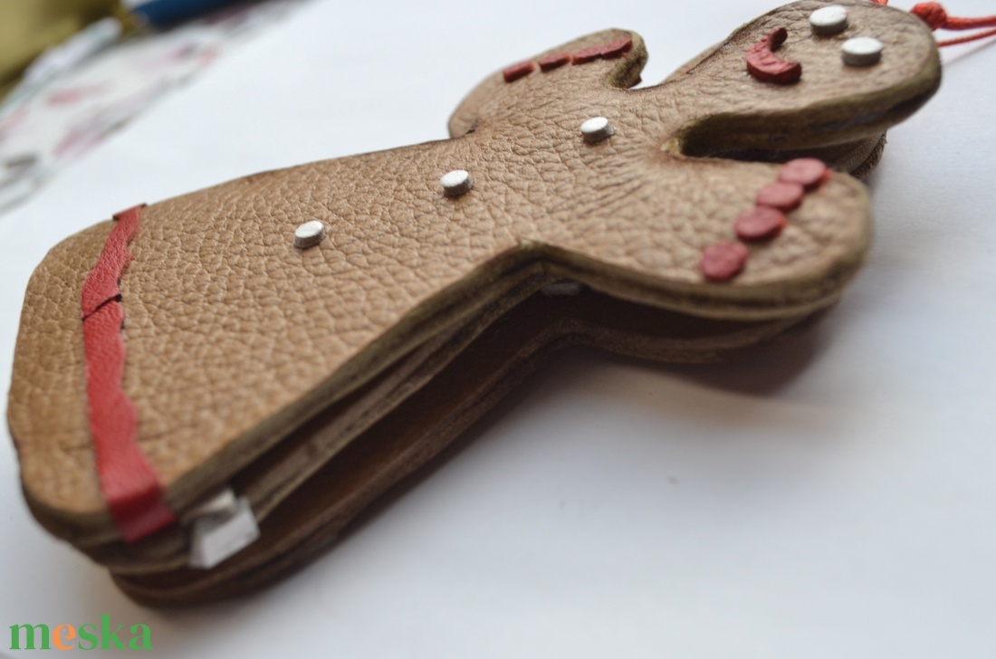 Mézeskalács baba-karácsonyfadísz valódi bőrből - karácsony - karácsonyi lakásdekoráció - karácsonyfadíszek - Meska.hu