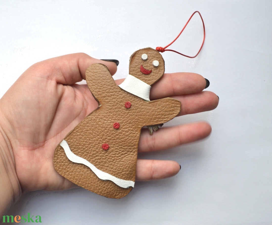 Mézeskalács baba-karácsonyfadísz valódi bőrből - karácsony - karácsonyi lakásdekoráció - karácsonyfadíszek - Meska.hu