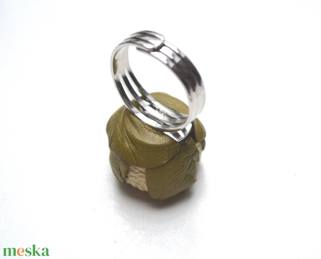 Beige rózsa-gyűrű valódi bőrből - ékszer - gyűrű - statement gyűrű - Meska.hu