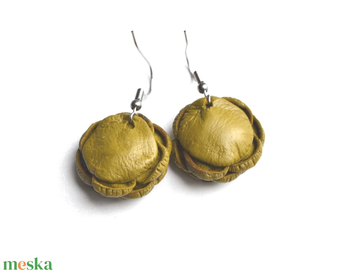Olíva-virágfülbevaló valódi bőrből - ékszer - fülbevaló - lógó fülbevaló - Meska.hu