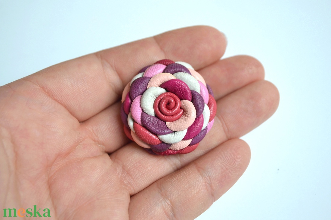 Candy-extra virágkitűző valódi bőrből - ékszer - kitűző és bross - kitűző - Meska.hu Candy-extra virágkitűző valódi bőrből - ékszer - kitűző és bross - kitűző - Meska.hu