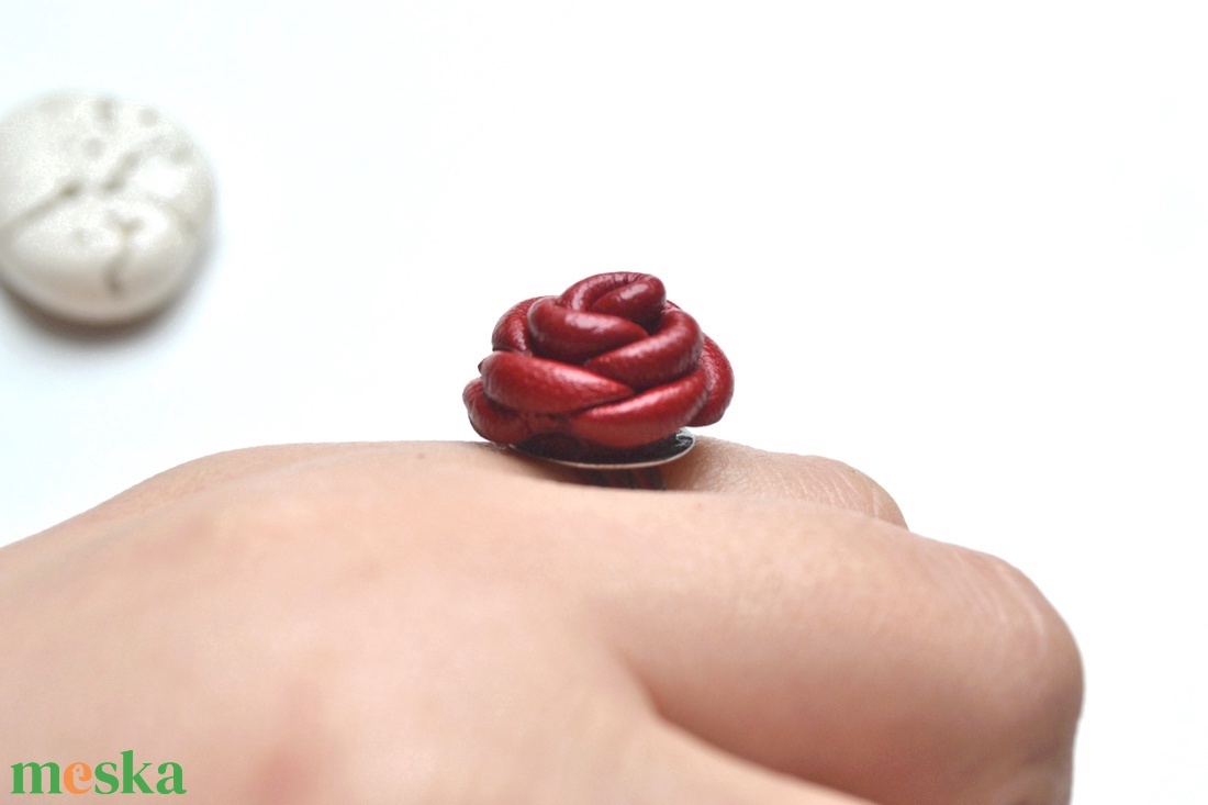 Rózsa-gyűrű valódi bőrből - ékszer - gyűrű - statement gyűrű - Meska.hu