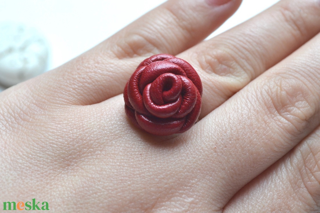Rózsa-gyűrű valódi bőrből - ékszer - gyűrű - statement gyűrű - Meska.hu