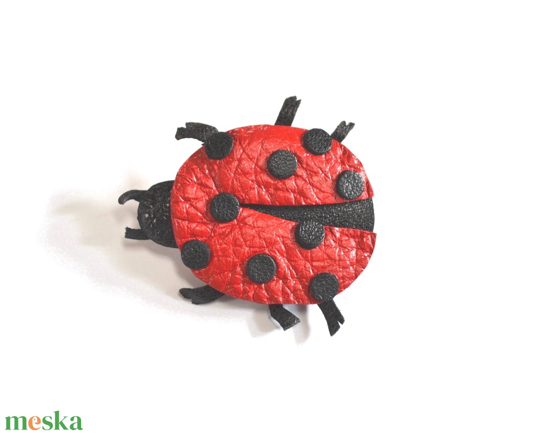 Katica-kitűző valódi bőrből - ékszer - kitűző és bross - kitűző - Meska.hu Katica-kitűző valódi bőrből - ékszer - kitűző és bross - kitűző - Meska.hu
