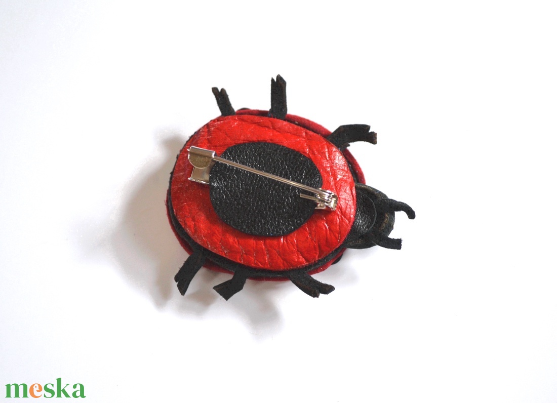 Katica-kitűző valódi bőrből - ékszer - kitűző és bross - kitűző - Meska.hu Katica-kitűző valódi bőrből - ékszer - kitűző és bross - kitűző - Meska.hu