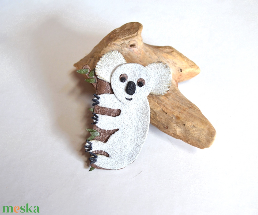 Koala eukaliptusszal-kitűző valódi bőrből - ékszer - kitűző és bross - kitűző - Meska.hu Koala eukaliptusszal-kitűző valódi bőrből - ékszer - kitűző és bross - kitűző - Meska.hu