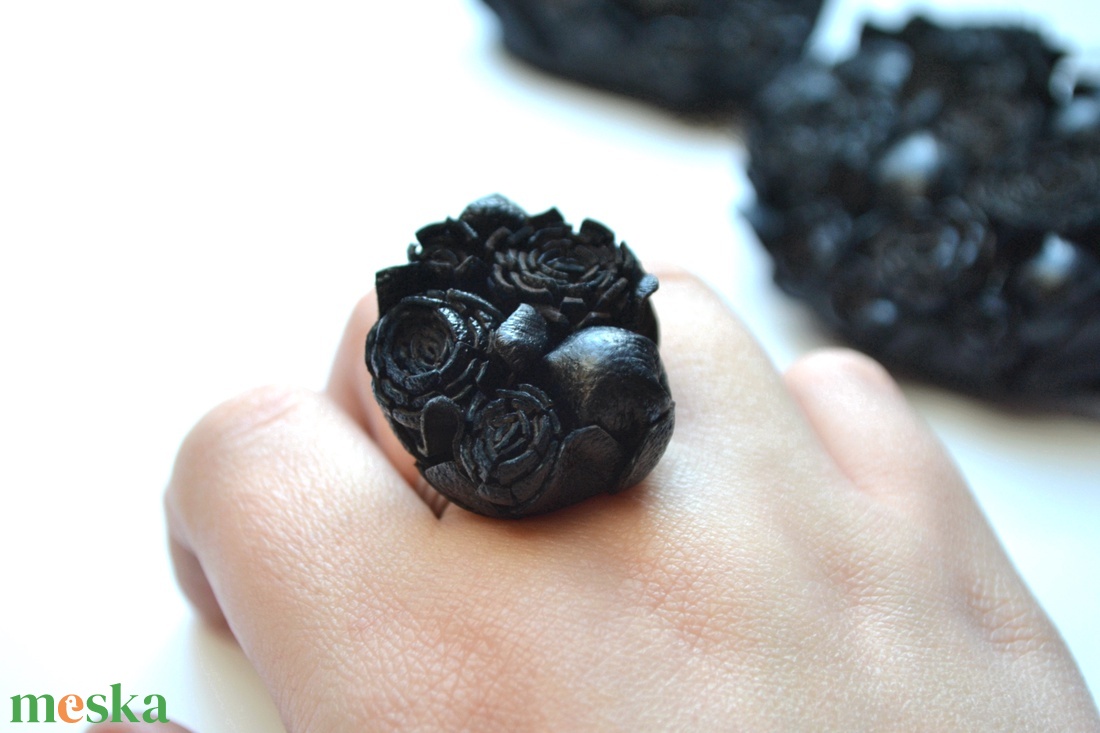 Black dahlias-gyűrű valódi bőrből - ékszer - gyűrű - statement gyűrű - Meska.hu Black dahlias-gyűrű valódi bőrből - ékszer - gyűrű - statement gyűrű - Meska.hu