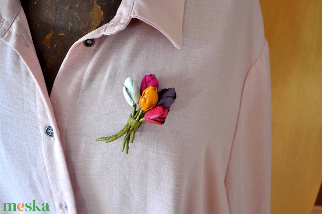 Tulipáncsokor-kitűző valódi bőrből - ékszer - kitűző és bross - kitűző - Meska.hu Tulipáncsokor-kitűző valódi bőrből - ékszer - kitűző és bross - kitűző - Meska.hu