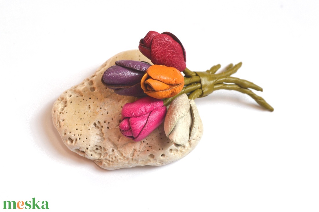Tulipáncsokor-kitűző valódi bőrből - ékszer - kitűző és bross - kitűző - Meska.hu Tulipáncsokor-kitűző valódi bőrből - ékszer - kitűző és bross - kitűző - Meska.hu
