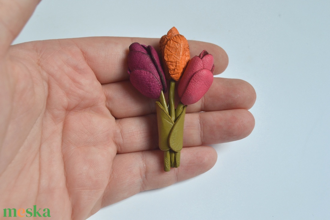 Tulipáncsokor-kitűző valódi bőrből - ékszer - kitűző és bross - Meska.hu Tulipáncsokor-kitűző valódi bőrből - ékszer - kitűző és bross - Meska.hu