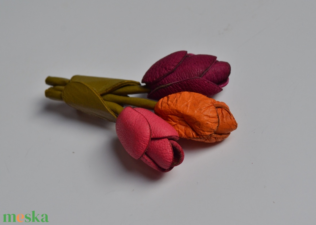 Tulipáncsokor-kitűző valódi bőrből - ékszer - kitűző és bross - Meska.hu Tulipáncsokor-kitűző valódi bőrből - ékszer - kitűző és bross - Meska.hu