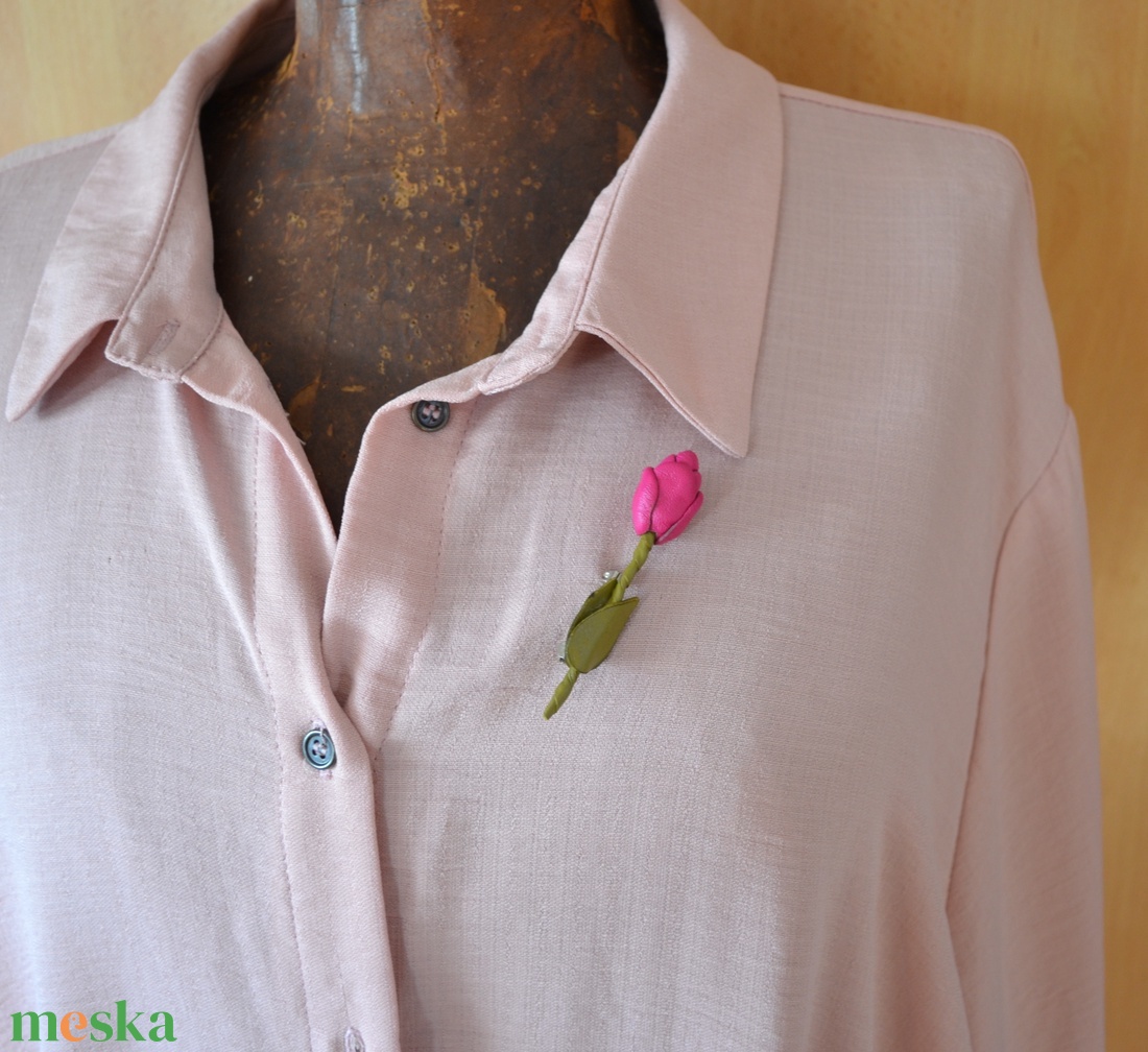Pink tulipán-kitűző valódi bőrből - ékszer - kitűző és bross - Meska.hu Pink tulipán-kitűző valódi bőrből - ékszer - kitűző és bross - Meska.hu