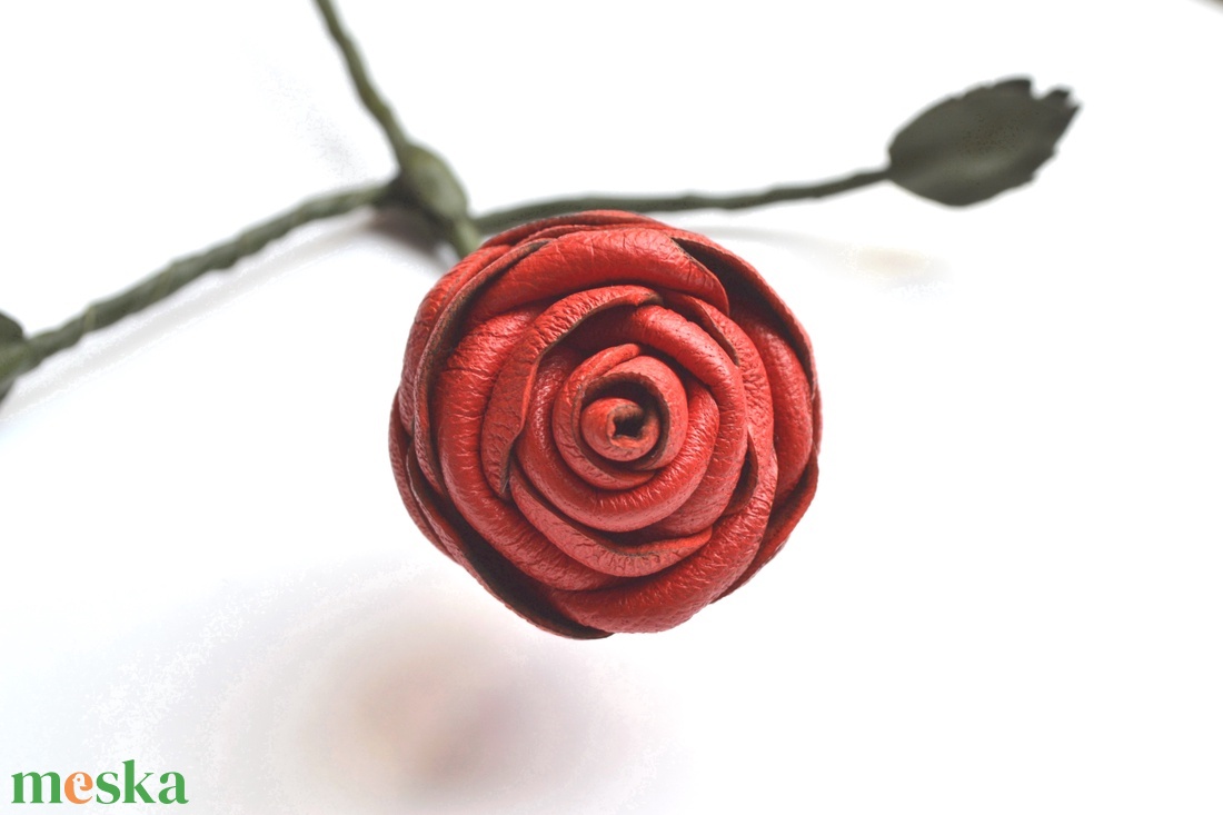 A rózsa-valódi bőrből - ékszer - kitűző és bross - Meska.hu