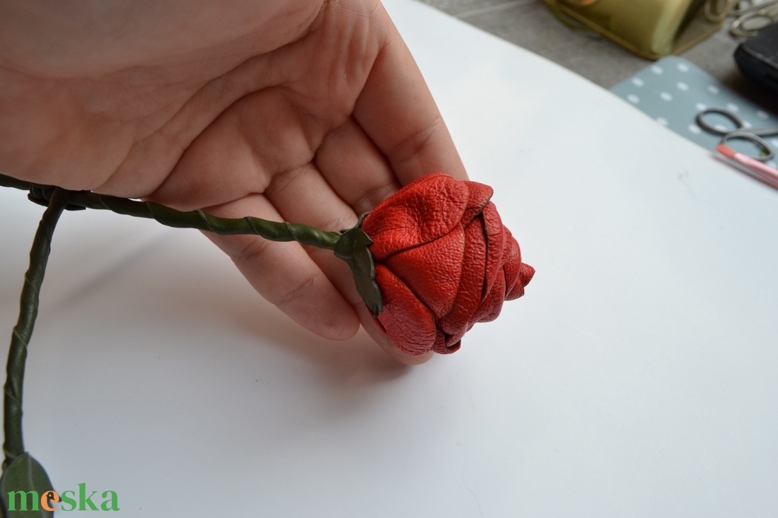 A rózsa-valódi bőrből - ékszer - kitűző és bross - Meska.hu