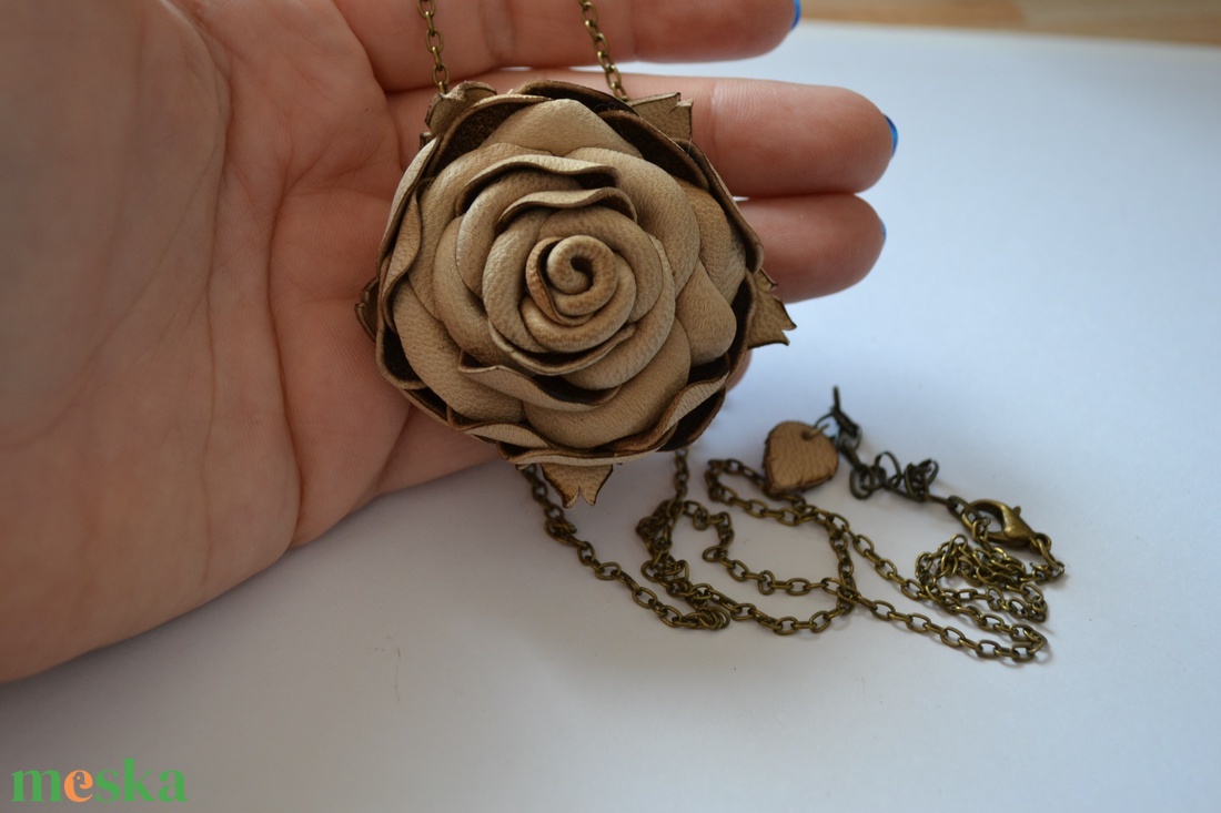 Beige Rose-hosszú nyaklánc valódi bőrrel - ékszer - nyaklánc - hosszú nyaklánc - Meska.hu Beige Rose-hosszú nyaklánc valódi bőrrel - ékszer - nyaklánc - hosszú nyaklánc - Meska.hu
