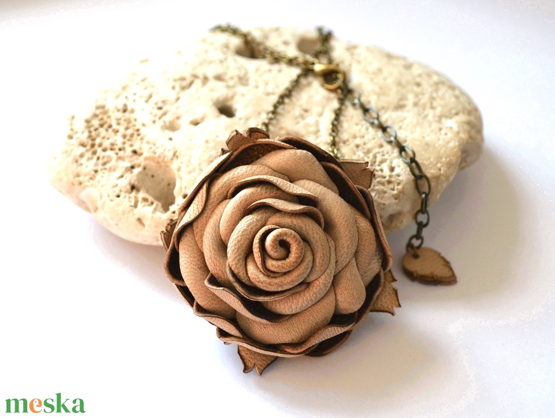 Beige Rose-hosszú nyaklánc valódi bőrrel - ékszer - nyaklánc - hosszú nyaklánc - Meska.hu Beige Rose-hosszú nyaklánc valódi bőrrel - ékszer - nyaklánc - hosszú nyaklánc - Meska.hu