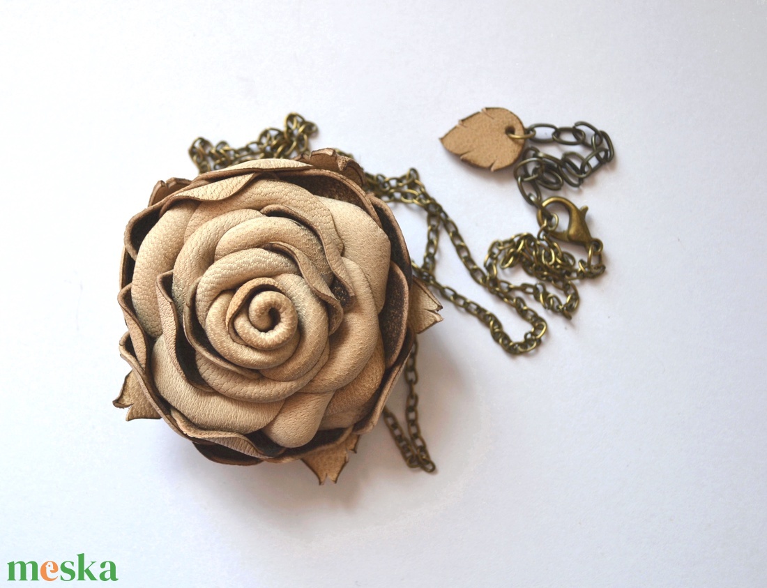 Beige Rose-hosszú nyaklánc valódi bőrrel - ékszer - nyaklánc - hosszú nyaklánc - Meska.hu Beige Rose-hosszú nyaklánc valódi bőrrel - ékszer - nyaklánc - hosszú nyaklánc - Meska.hu