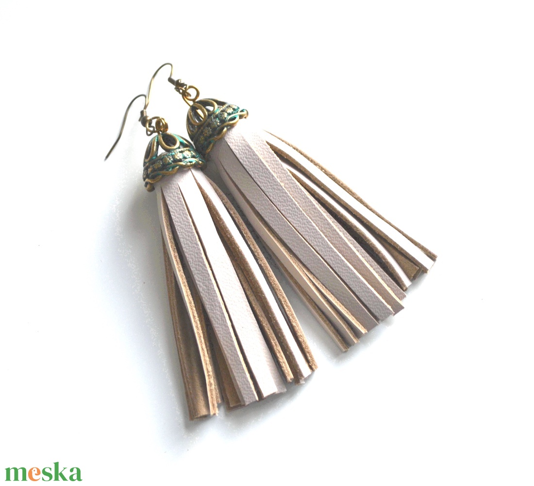 Beige bojt-extra fülbevaló valódi bőrrel - ékszer - fülbevaló - rojtos fülbevaló - Meska.hu Beige bojt-extra fülbevaló valódi bőrrel - ékszer - fülbevaló - rojtos fülbevaló - Meska.hu