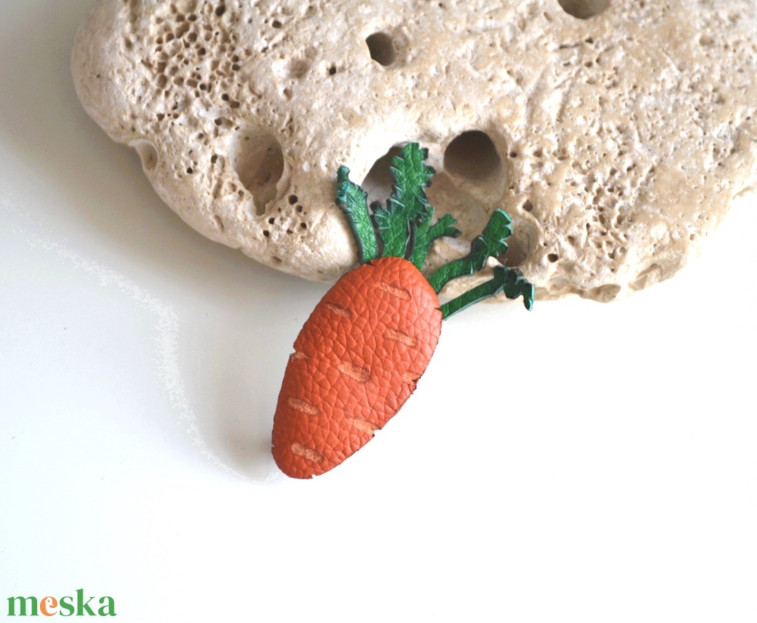 Répa-valódi bőr kitűző - ékszer - kitűző és bross - kitűző - Meska.hu Répa-valódi bőr kitűző - ékszer - kitűző és bross - kitűző - Meska.hu