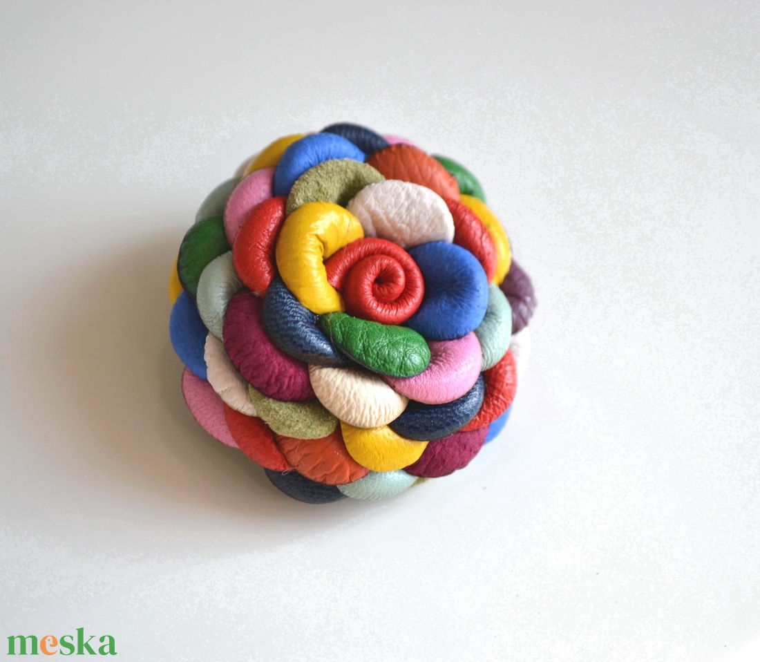 Multicolor Extra-virágkitűző valódi bőrből - ékszer - kitűző és bross - kitűző - Meska.hu Multicolor Extra-virágkitűző valódi bőrből - ékszer - kitűző és bross - kitűző - Meska.hu
